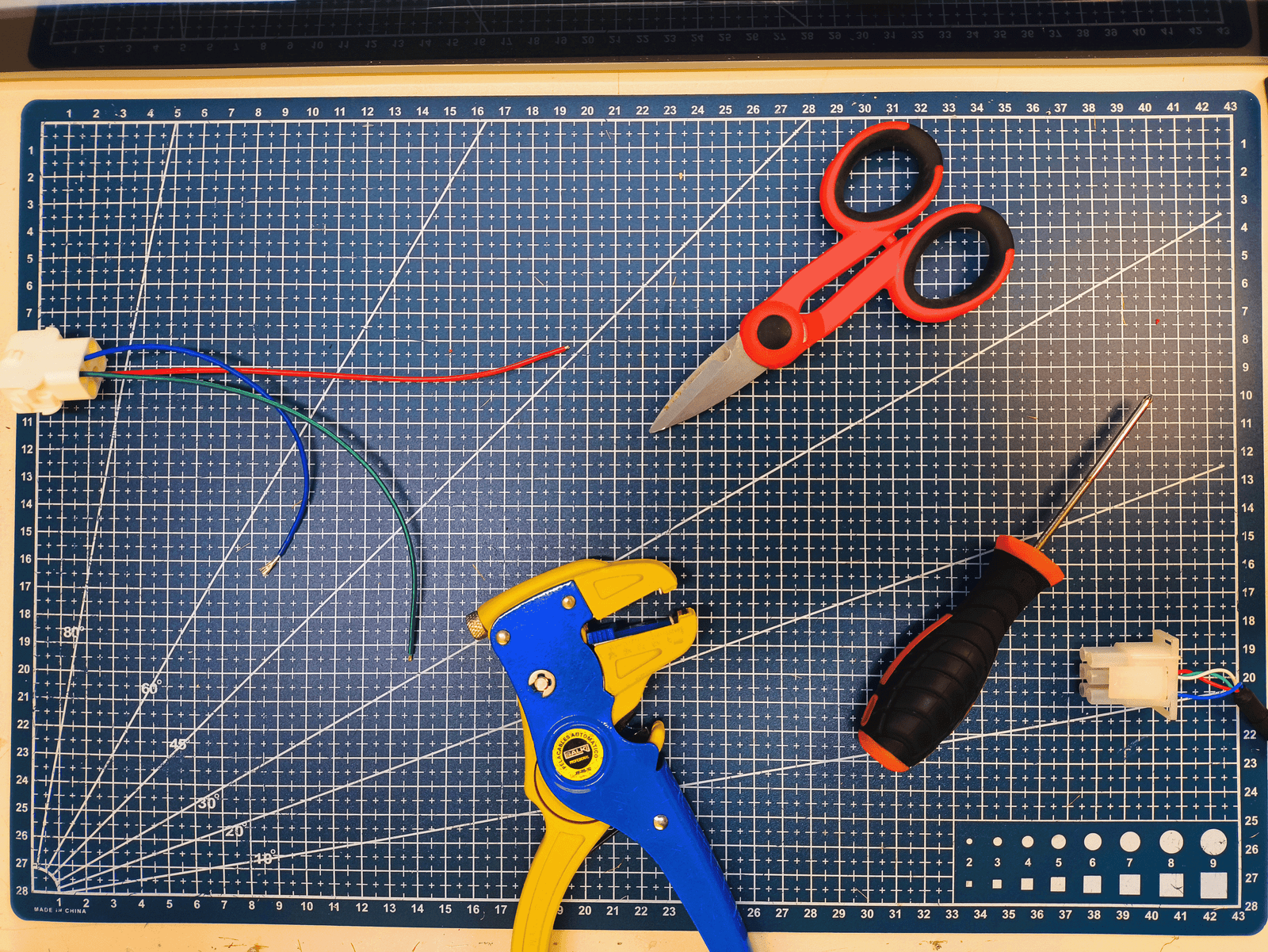 fondo blog adealoxica ingenieria informatica, tijeras, pelacables, destornillador, cableado